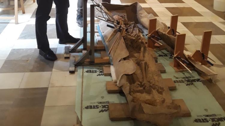 Imagen del sarcófago romano y el esqueleto que contiene.