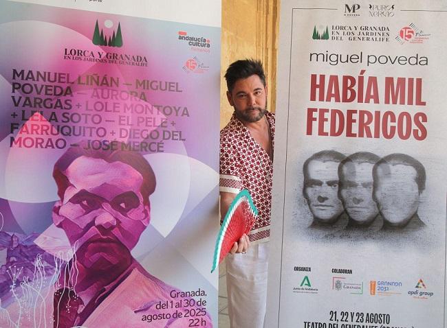 Miguel Poveda, con un abanico estampado con una sandía, símbolo de solidaridad con el pueblo palestino.