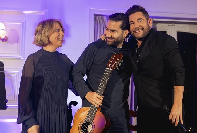 Miguel Poveda con Paco Costa y Sole Giménez, en Valencia.