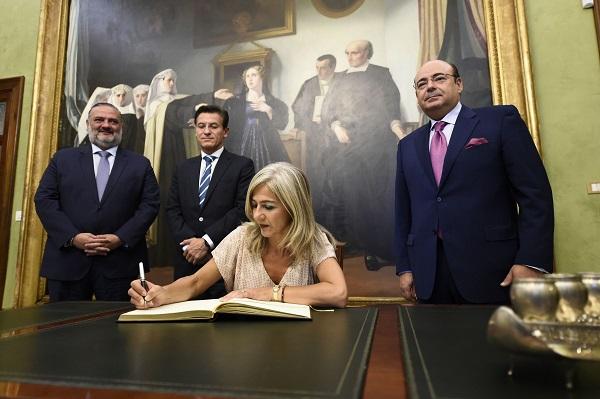 De izquierda a derecha, Pablo García, Luis Salvador, Patricia del Pozo y Sebastián Pérez. La consejera de Cultura y Patrimonio firma en el libro de honor del Ayuntamiento de Granada.
