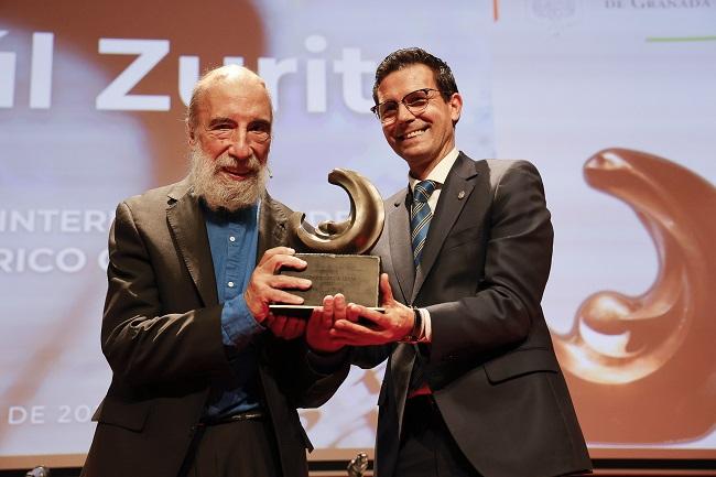 Raúl Zurita recibe el premio de manos del alcalde, Francisco Cuenca.