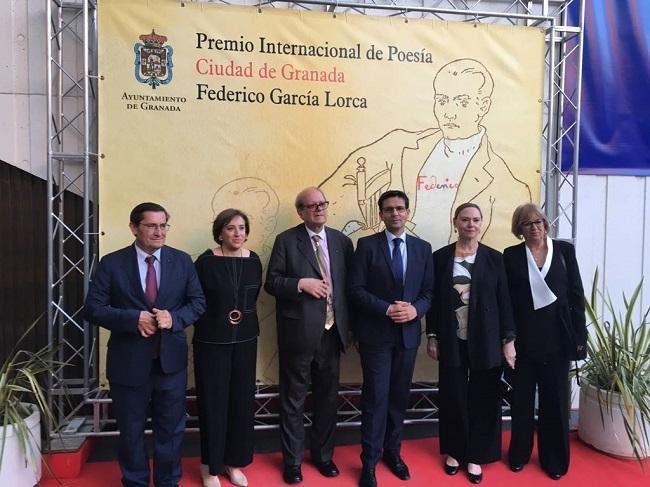 Pere Gimferrer, con las autoridades y Laura García Lorca.