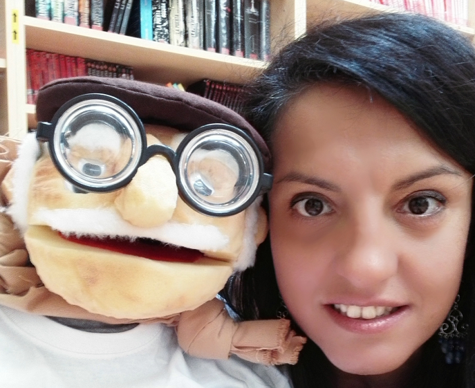 La responsable de la biblioteca de Híjar, Ruth Galindo, con una de las marionetas del proyecto galardonado.
