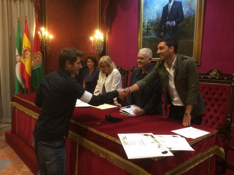 El concejal Eduardo Castillo entrega uno de los premios.