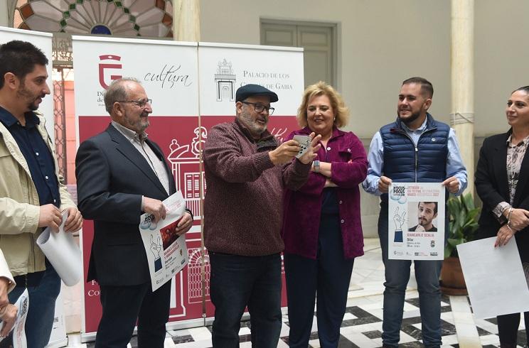 MagoMigue hace un truco de cartas en la presentación. 