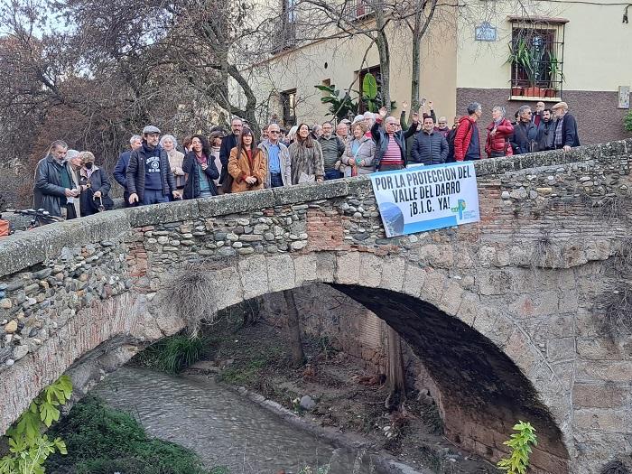 Integrantes de la plataforma, este sábado, en el Puente de Espinosa.