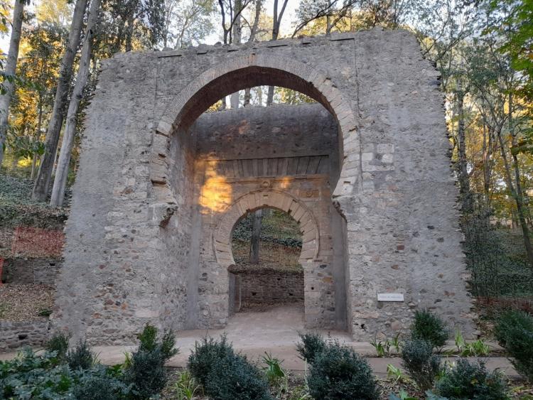 La Puerta de Bib-Rambla, recién restaurada, con tonos demasiado tipo porland. 