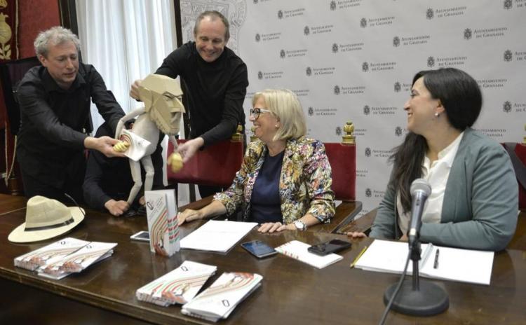 Los títeres intervienen en la presentación del festival. 