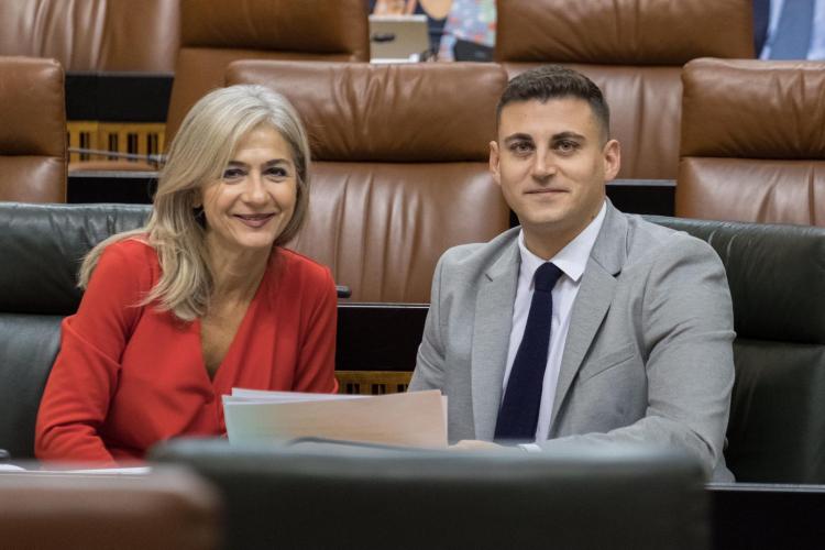 Patricia del Pozo y Rafael Caracuel, en el Parlamento.