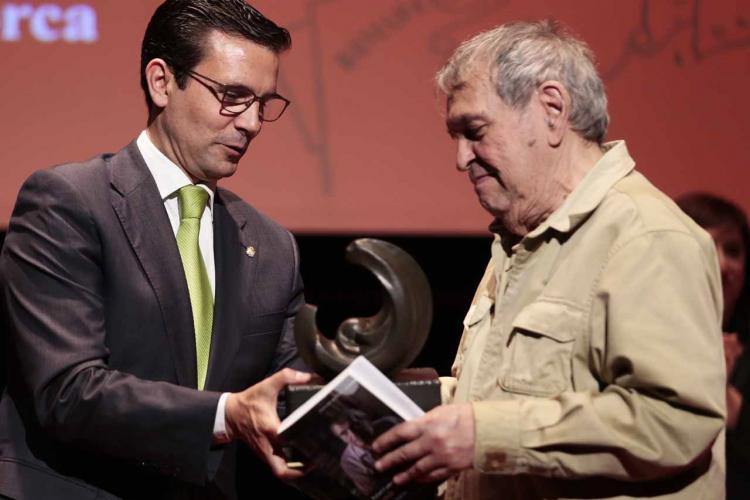 El alcalde entrega a Rafael Cadenas el Premio Lorca.