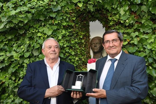 Antonio Ramos Espejo con José Entrena al recibir el Pozo de Plata honorífico.