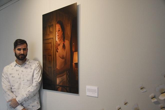 Ángel Guzmán con la premiada obra 'Regina'.