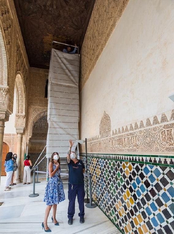 Rocío Díaz recibe explicaciones sobre la restauración.