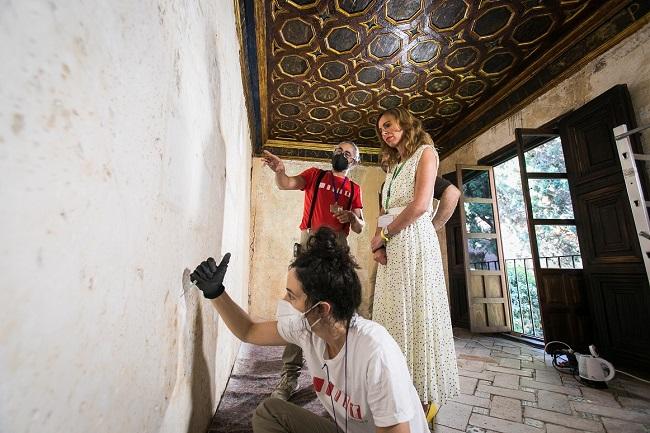 Labores de restauración en la Sala de las Frutas de la Alhambra.