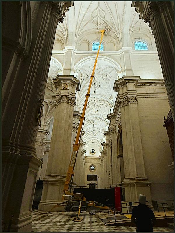 La grúa prestada por la Catedral de Sevilla, de 33 metros, ha concluido su trabajo en el interior.