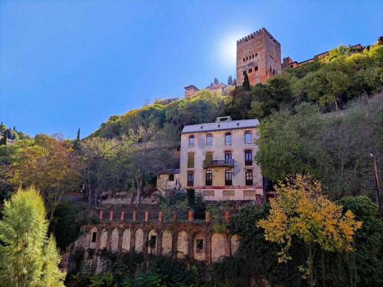 Vista del Hotel Reúma coronado por la Alhambra.