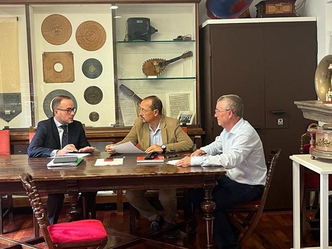 El director general de Patrimonio con el delegado territorial y el director de la Biblioteca de Andalucía.