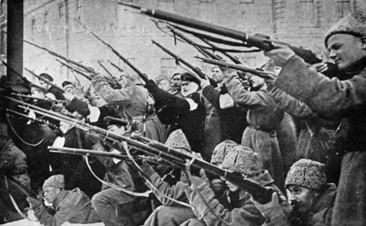 Ataque a la policía zarista durante los primeros días de la revolución de 1917.