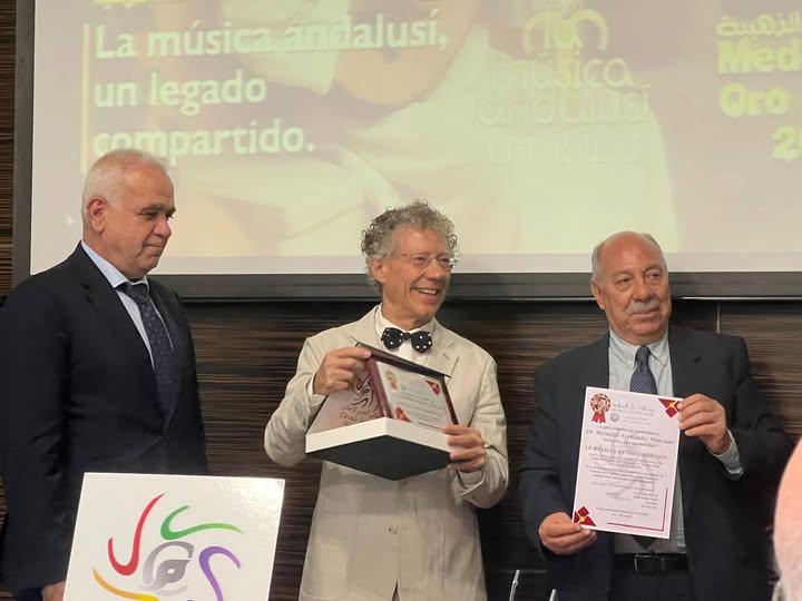 Reynaldo Fernández, al recibir el galardón de CIHAR.