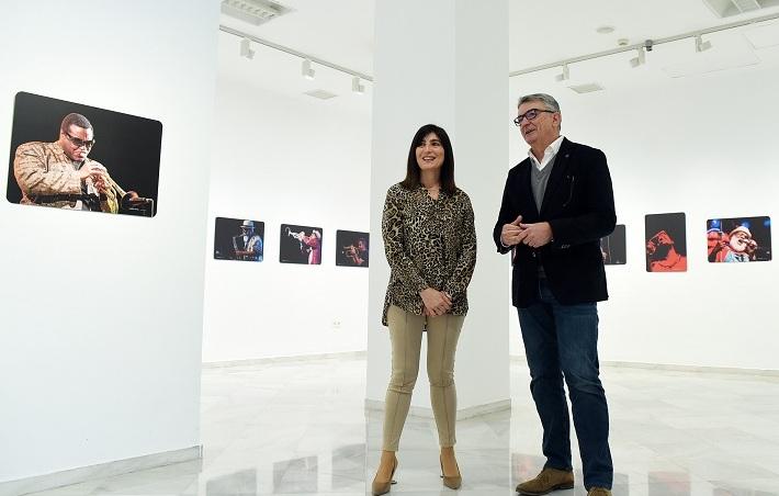 La muestra está compuesta por 30 fotografías. 