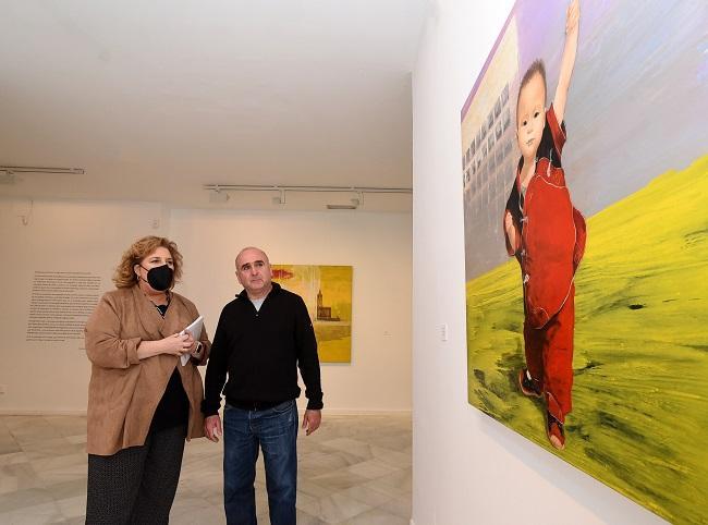 Juan Vida, junto a la diputada provincial de Cultura, en la exposición 'Vida entre amigos'.