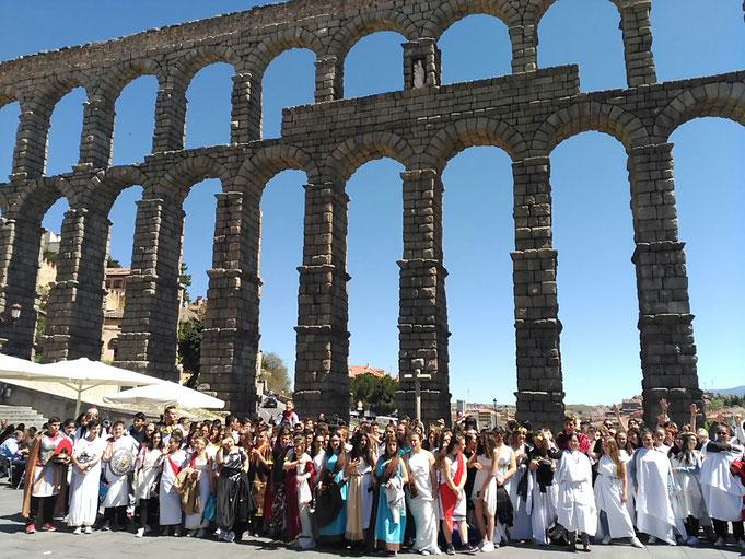 Jóvenes con ropajes griegos y romanos, junto al Acueducto de Segovia, en una edición anterior del acto.