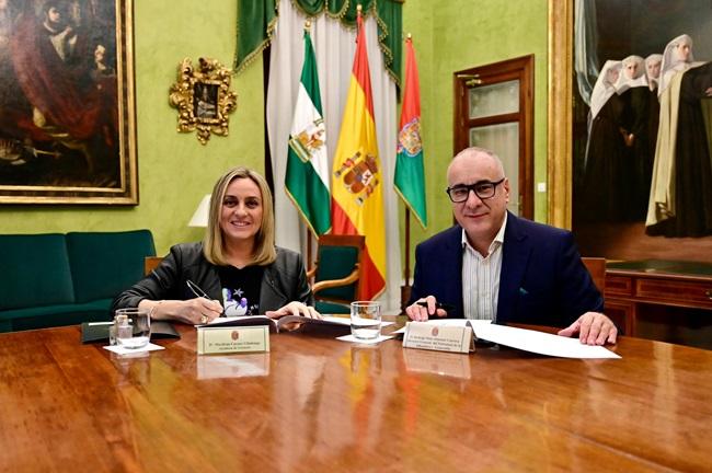 La lacaldesa y el dorector del Patronato de la Alhambra, en la firma del convenio.