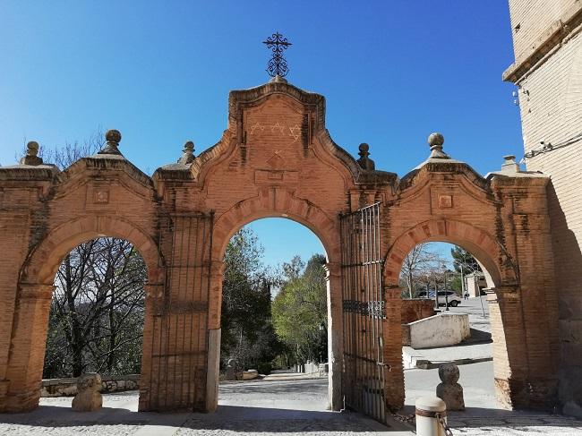 Portada de acceso a la Abadía del Sacromonte.