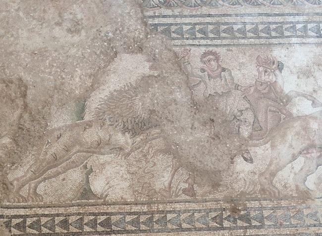 Figura de un jinete descubiert en el mosaico de caza de Salar Figura de un jinete descubierto en el mosaico de caza de Salar