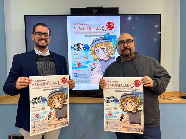 El concejal de Juventud del Ayuntamiento de Almuñécar, Francisco Rodríguez, y el director de la empresa Eventos GO!, Antonio Camacho, presentan el cartel del Salón del Manga y la Cultura Alternativa de Almuñécar.