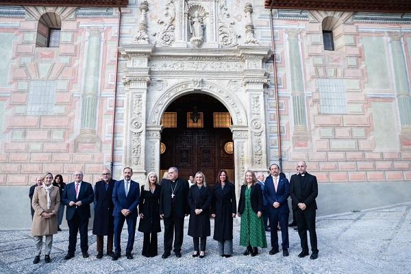 Las autoridades, junto al arzobispo, en la visita a la iglesia de San Cecilio.