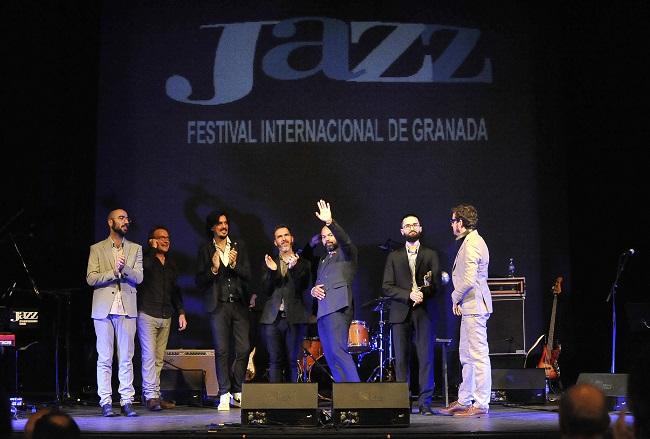 Myles Sanko saluda al público.