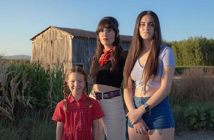 Rocío Mesa junto a la adolescente Ada Mar Lupiañez Huertas y la pequeña Vera Centenera Carnero, protagonistas de la película..