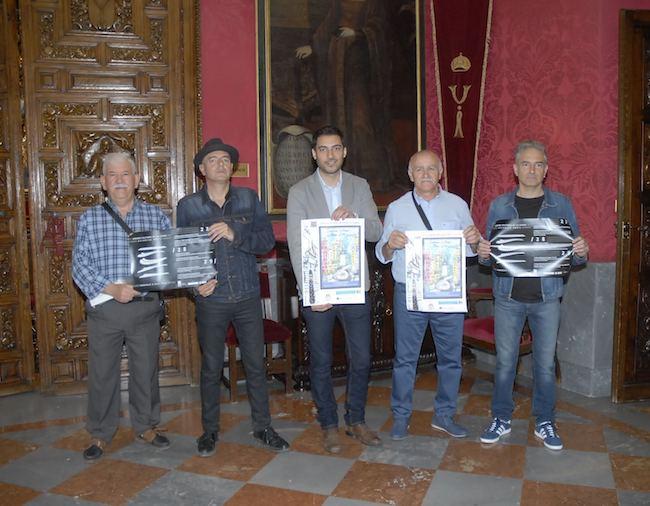 Antonio y Jose Ángel Arias, junto a Eduardo Castillo y los representantes de la AVV La Chana.