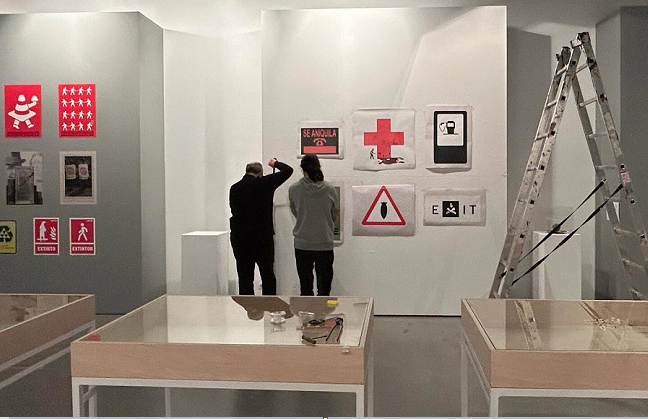 Trabajos de instalación de la muestra.