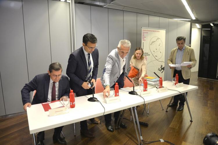 Laura García Lorca con las autoridades en la presentación del simposio internacional que da la bienvenida a los fondos.