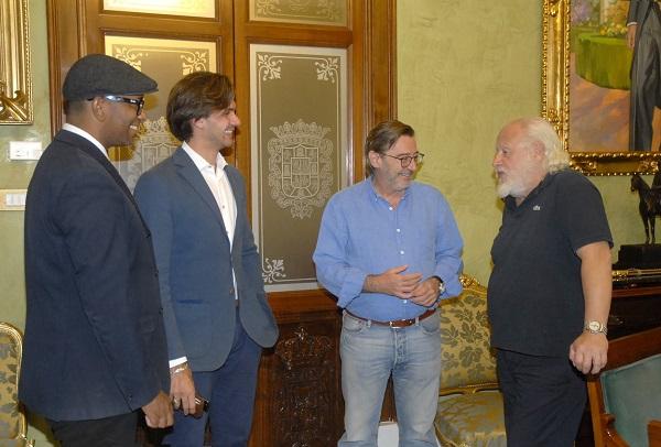 El actor con responsables de la productora y el teniente de alcalde Baldomero Oliver. El actor con responsables de la productora y el teniente de alcalde Baldomero Oliver.