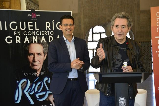 Miguel Ríos, junto al alcalde, Francisco Cuenca, en la presentación de su gira.