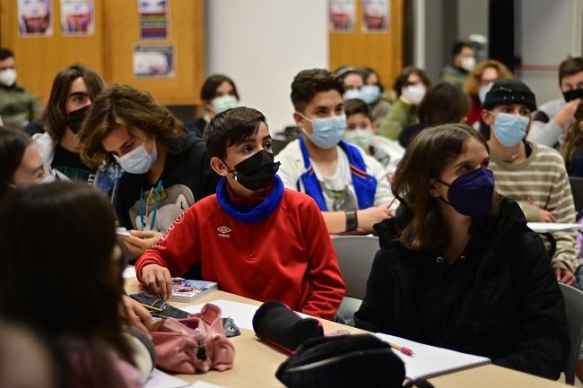 Los participantes en el taller siguen con atención las explicaciones.