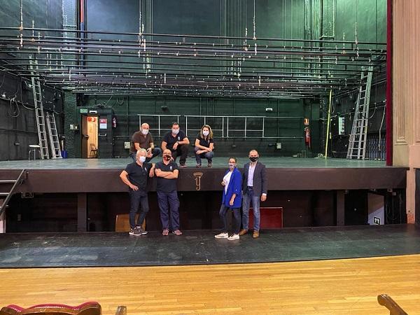 Lucía Garrido con trabajadores del Isabel La Católica durante su visita al teatro.