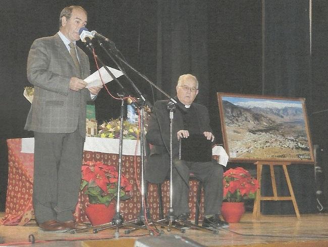 El autor del libro (izda.) durante el homenaje que le rindieron en El Padul al Padre Ferrer en 2007.