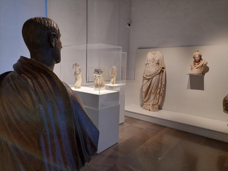 El Togado de Periate junto a otros bustos romanos de mármol.