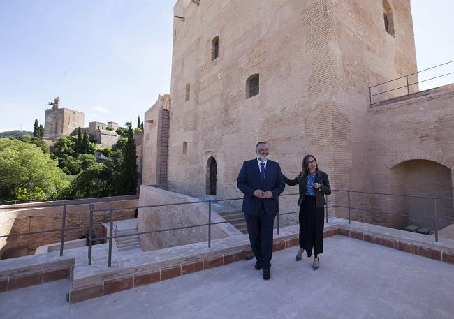 Rocío Díaz y el delegado de la Junta en Granada, en 2019, tras finalizar las obras de intervención.