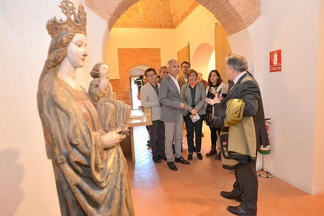 El consejero de Cultura ha inaugurado la exposición. El consejero de Cultura ha inaugurado la exposición.