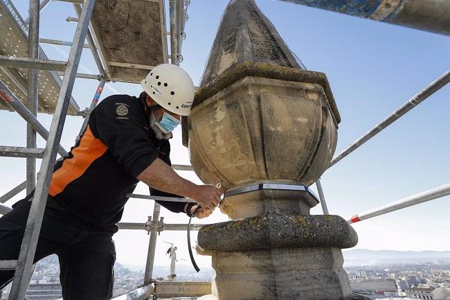 Un técnico trabaja en uno de los pináculos de la Catedral de Granada. 