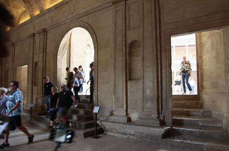 Turistas en el Palacio de Carlos V de la Alhambra, en una imagen de archivo.