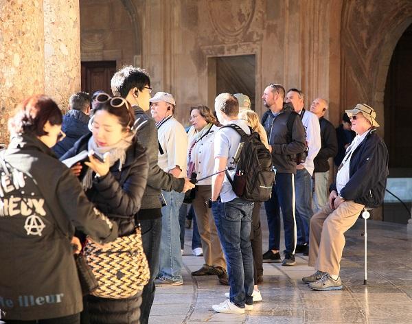 Turistas en el Palacio de Carlos V de la Alhambra.