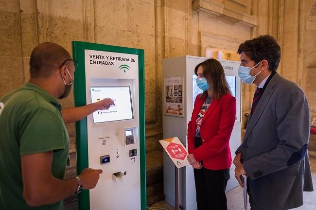 Máquina expendedora en el Palacio de Carlos V de la Alhambra para venta y recogida de entradas. La directora del patronato, Rocío Díaz, durante su visita.