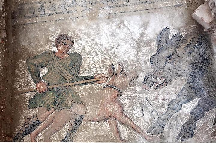 Mosaico recuperado con el 'dominus' o dueño de la villa en una escena de cacería Mosaico recuperado con el 'dominus' o dueño de la villa en una escena de cacería.