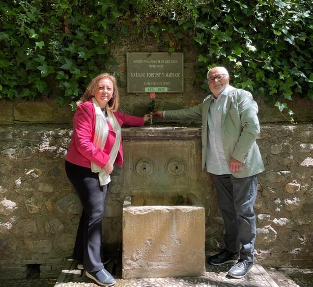 MarVillafranca y Luis Ruiz Rodríguez, ayer, depositan una rosa junto a la placa.